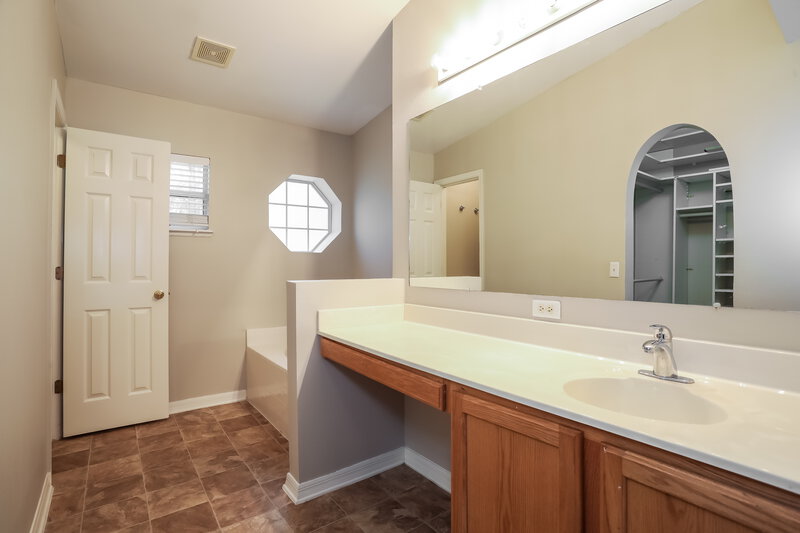 1,880/Mo, 3767 Iceni Ct Middleburg, FL 32068 Main Bathroom View