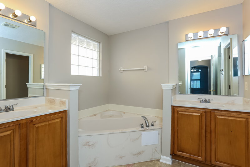 2,180/Mo, 725 Indigo Run Dr Jacksonville, FL 32218 Main Bathroom View