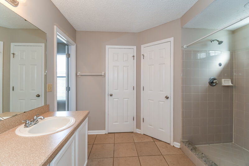 1,760/Mo, 6983 Huntington Woods Cir E Jacksonville, FL 32244 Main Bathroom View