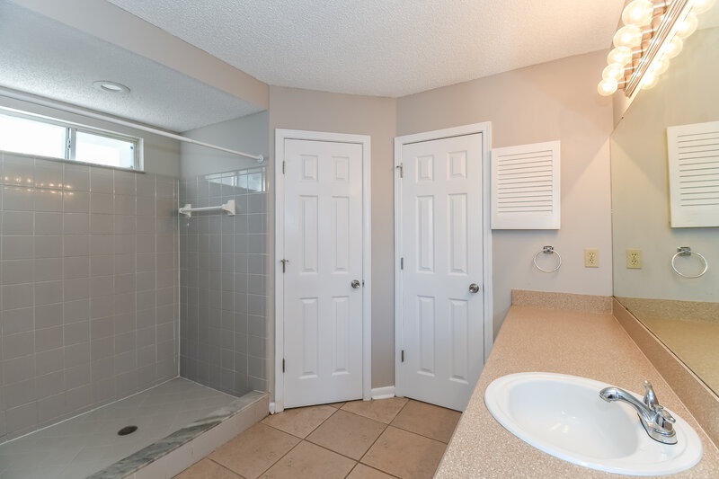 1,760/Mo, 6983 Huntington Woods Cir E Jacksonville, FL 32244 Main Bathroom View 2