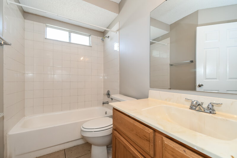 1,760/Mo, 6983 Huntington Woods Cir E Jacksonville, FL 32244 Bathroom View