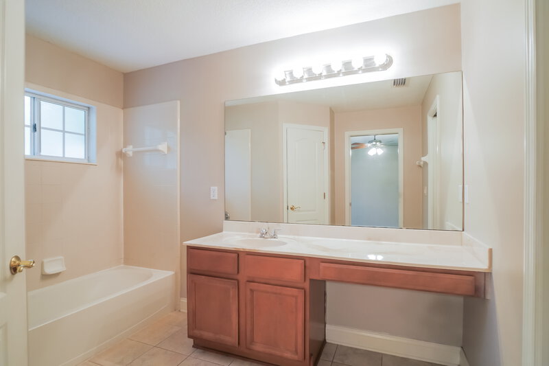 2,050/Mo, 1129 Sandlake Rd St Augustine, FL 32092 Main Bathroom View