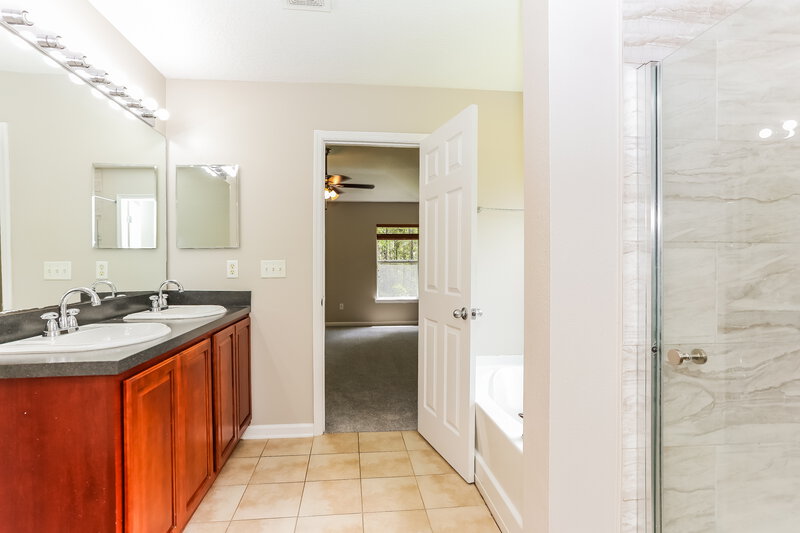 1,990/Mo, 2230 Brian Lakes Dr E Jacksonville, FL 32221 Main Bathroom View