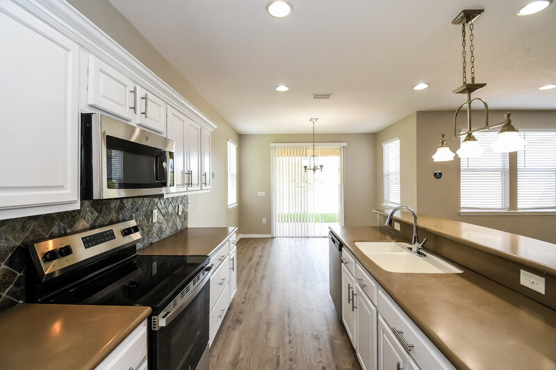 1,810/Mo, 3901 Cedar Bluff Ln Jacksonville, FL 32226 Kitchen View