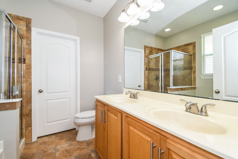 1,810/Mo, 3901 Cedar Bluff Ln Jacksonville, FL 32226 Main Bathroom View