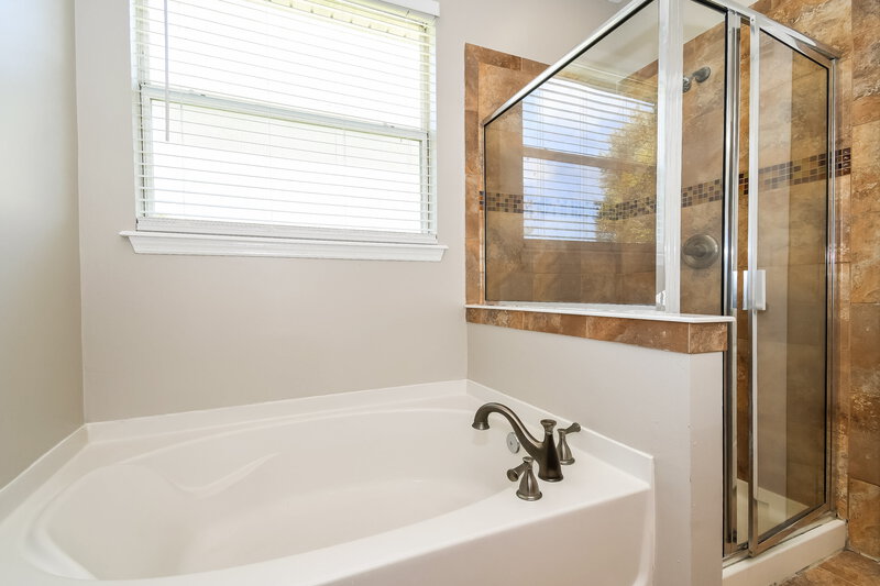 1,810/Mo, 3901 Cedar Bluff Ln Jacksonville, FL 32226 Bathroom View 2