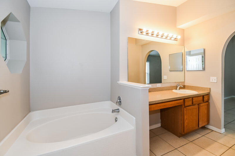 1,725/Mo, 9127 Shindler Crossing Dr Jacksonville, FL 32222 Main Bathroom View