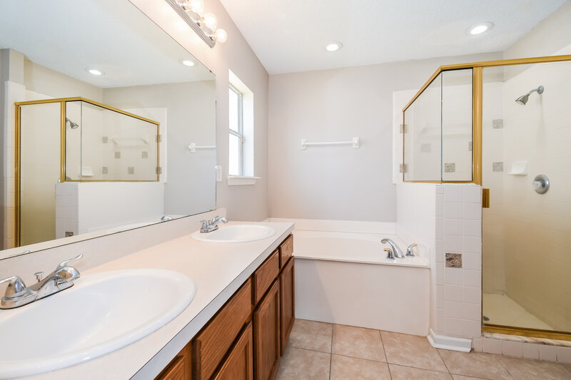 1,860/Mo, 10332 Marsh Hawk Dr Jacksonville, FL 32218 Main Bathroom View