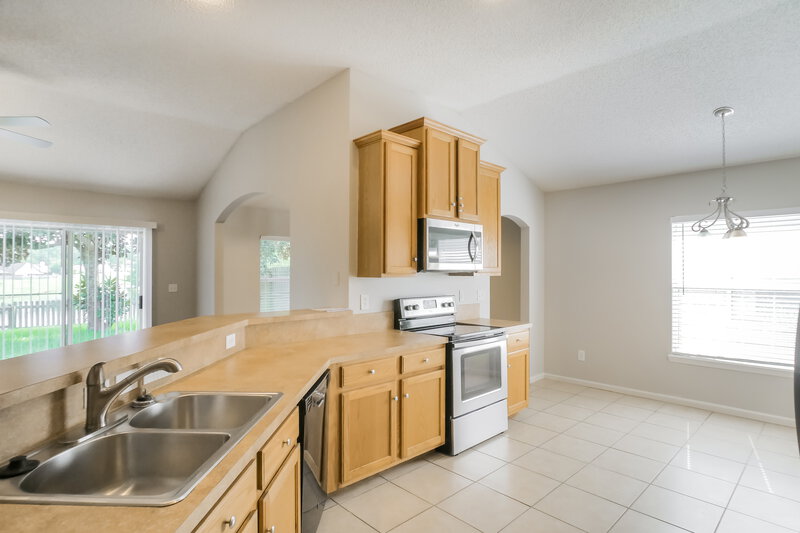 1,930/Mo, 2398 Creekfront Dr Green Cove Springs, FL 32043 Kitchen View 2