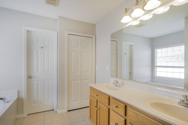 1,930/Mo, 2398 Creekfront Dr Green Cove Springs, FL 32043 Main Bathroom View 2