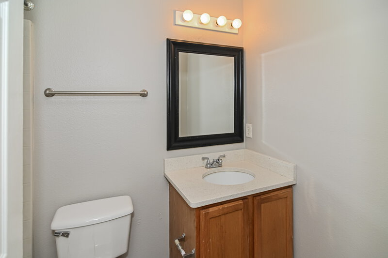 1,730/Mo, 4459 Marsh Hawk Dr S Jacksonville, FL 32218 Main Bathroom View