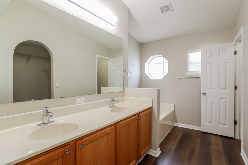 1,835/Mo, 2660 Bluewave Dr Middleburg, FL 32068 Main Bathroom View