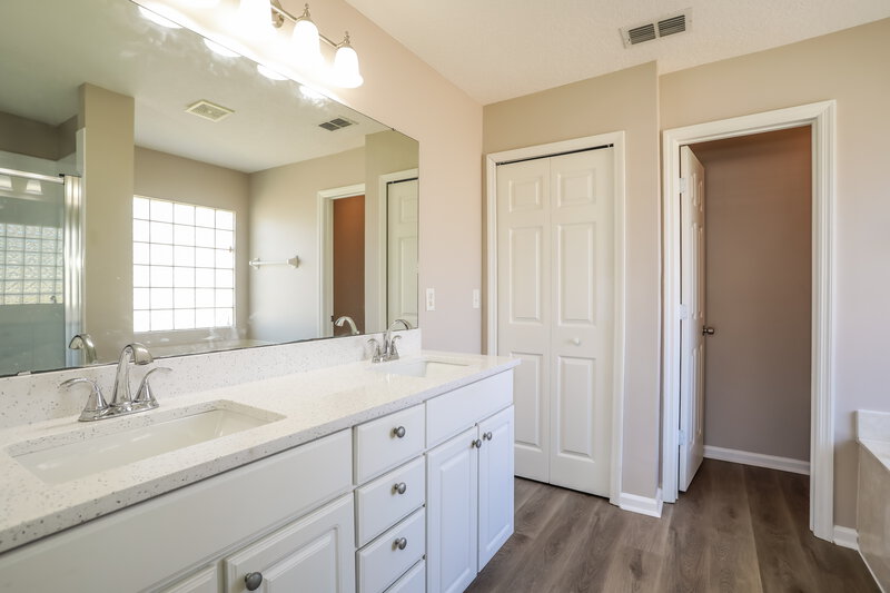 1,960/Mo, 8318 Stelling Dr S Jacksonville, FL 32244 Main Bathroom View