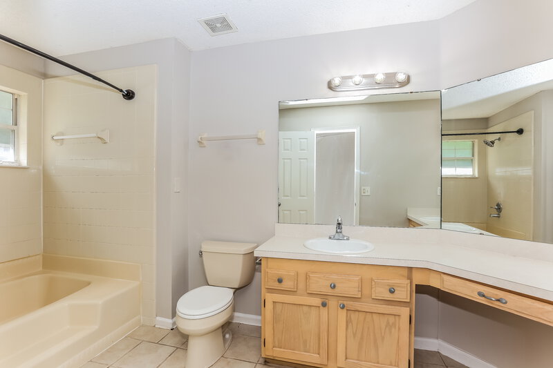 2,050/Mo, 1596 Trotters Bend Trl Jacksonville, FL 32225 Main Bathroom View