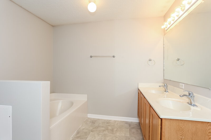 1,980/Mo, 2623 Bluewave Dr Middleburg, FL 32068 Main Bathroom View