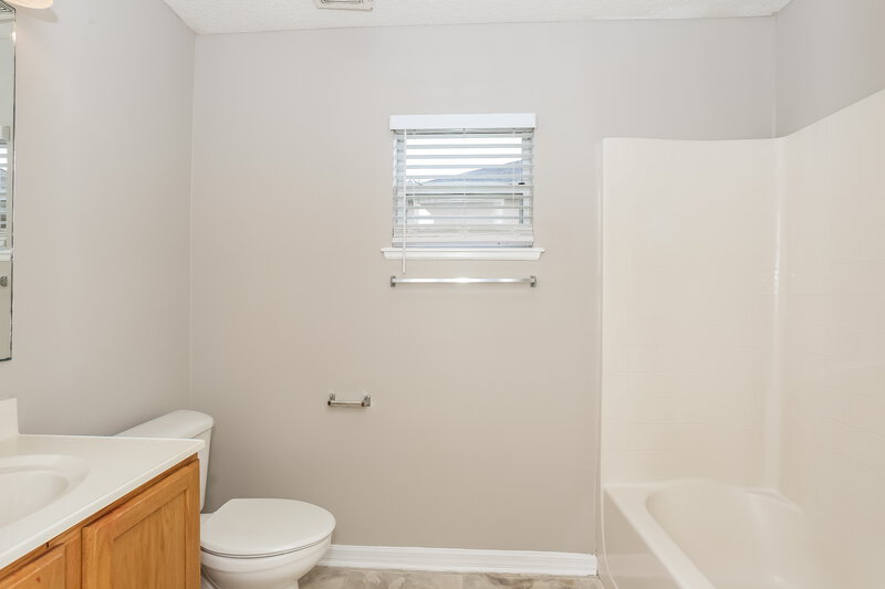 1,980/Mo, 2623 Bluewave Dr Middleburg, FL 32068 Bathroom View