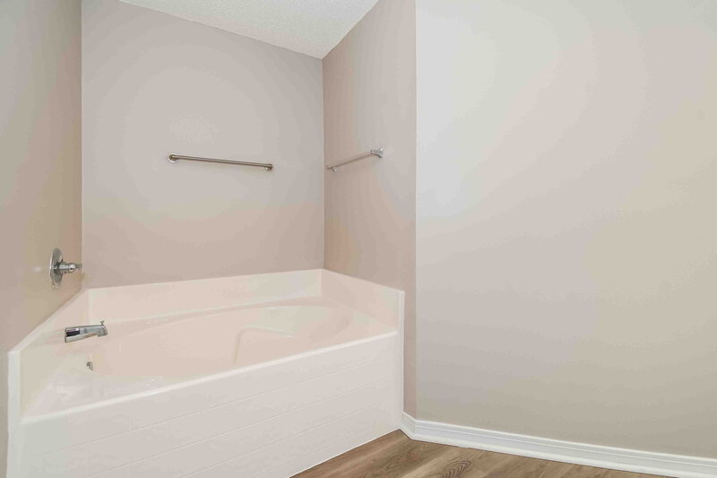 2,025/Mo, 2667 Fernleaf Dr Green Cove Springs, FL 32043 Main Bathroom View 2