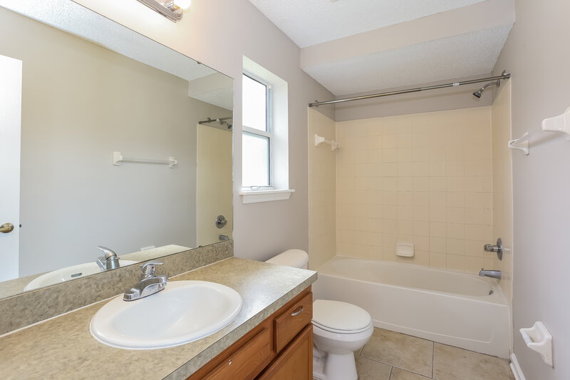 2,045/Mo, 1968 Willesdon Dr W Jacksonville, FL 32246 Main Bathroom View