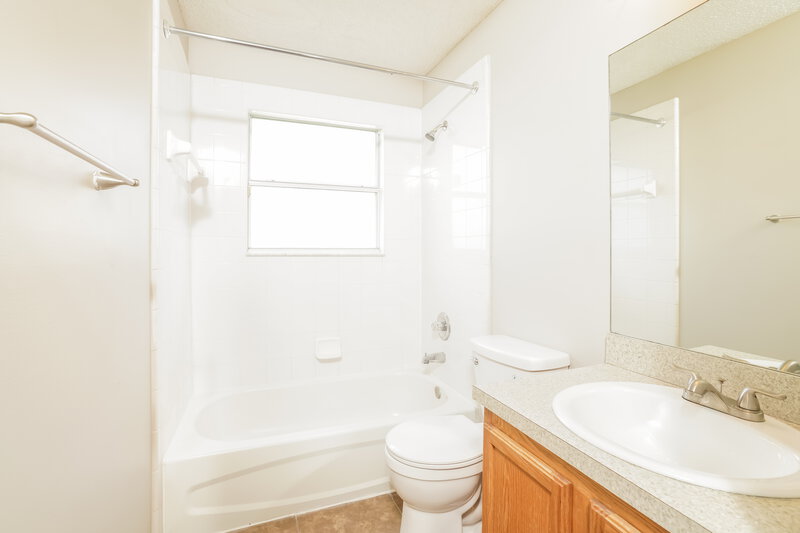 2,115/Mo, 3211 Woodglen Dr Orange Park, FL 32065 Bathroom View