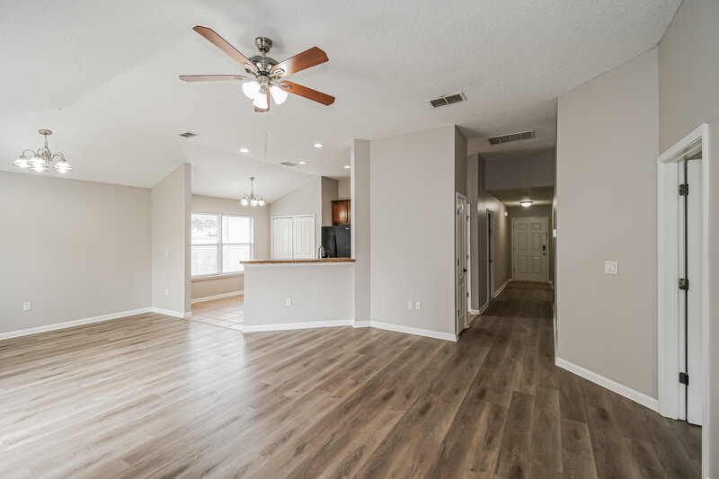1,690/Mo, 3290 Silverado Cir Green Cove Springs, FL 32043 Living Room View 2