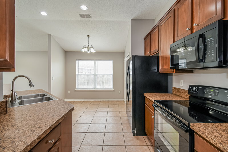 1,690/Mo, 3290 Silverado Cir Green Cove Springs, FL 32043 Kitchen View 2