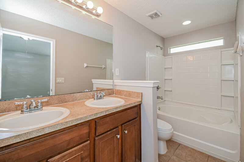 1,690/Mo, 3290 Silverado Cir Green Cove Springs, FL 32043 Main Bathroom View