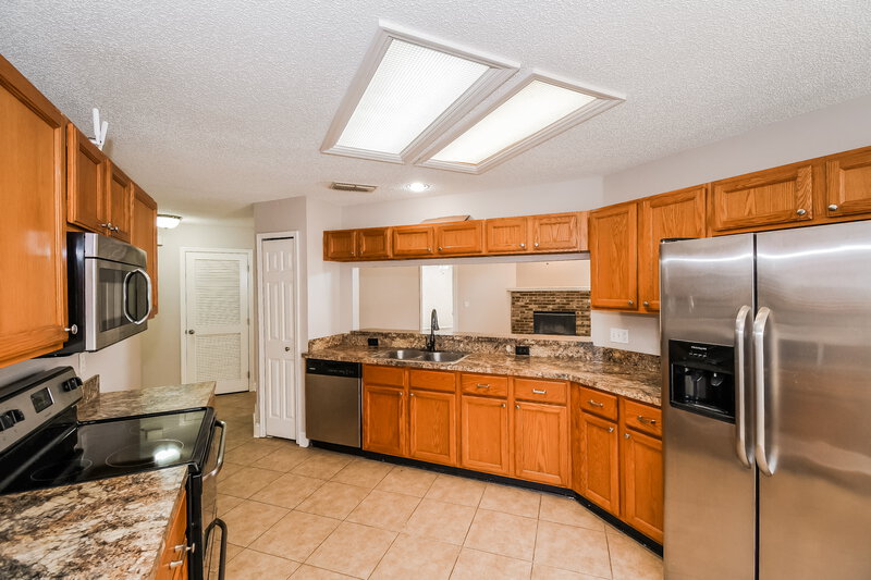 1,835/Mo, 8754 Fieldside Dr S Jacksonville, FL 32244 Kitchen View 2