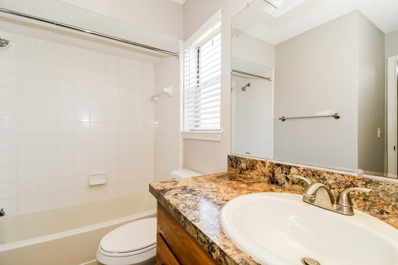 1,835/Mo, 8754 Fieldside Dr S Jacksonville, FL 32244 Bathroom View