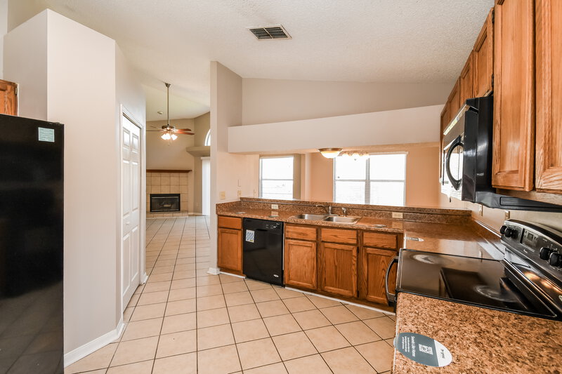 1,990/Mo, 9091 Smoketree Dr Jacksonville, FL 32244 Kitchen View 2