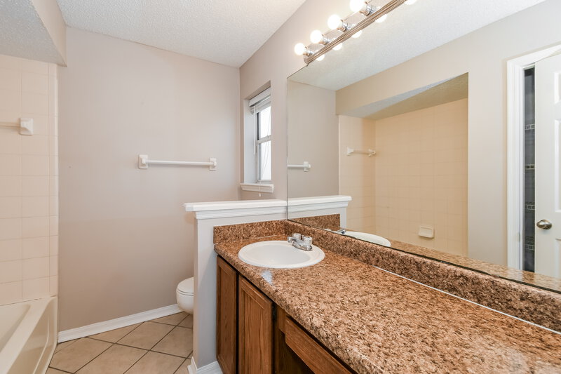 1,990/Mo, 9091 Smoketree Dr Jacksonville, FL 32244 Main Bathroom View