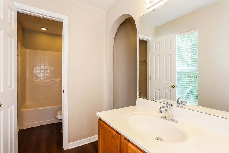 2,055/Mo, 7362 N High Bluff Rd Jacksonville, FL 32244 Main Bathroom View