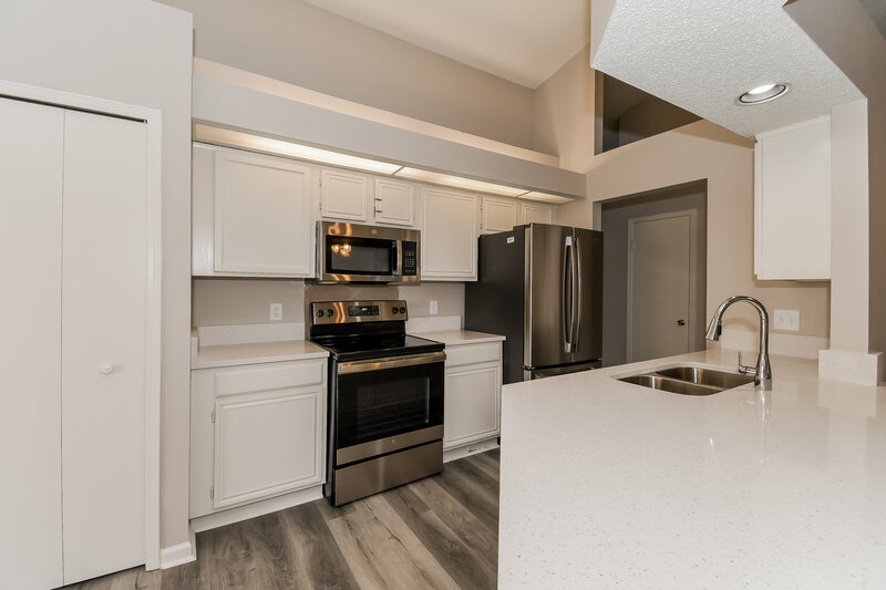 1,760/Mo, 7902 Collins Ridge Blvd Jacksonville, FL 32244 Kitchen View 2