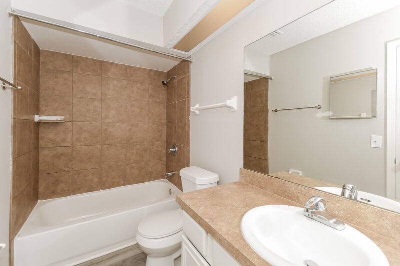 1,760/Mo, 7902 Collins Ridge Blvd Jacksonville, FL 32244 Main Bathroom View