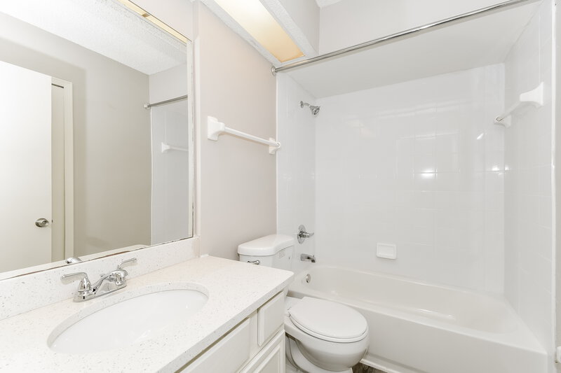 1,760/Mo, 7902 Collins Ridge Blvd Jacksonville, FL 32244 Bathroom View