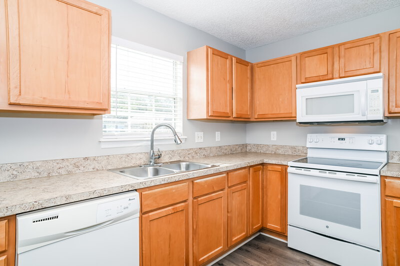 1,685/Mo, 1314 Forbes St Green Cove Springs, FL 32043 Kitchen View 2
