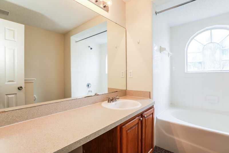 2,600/Mo, 3445 Shelley Dr Green Cove Springs, FL 32043 Main Bathroom View