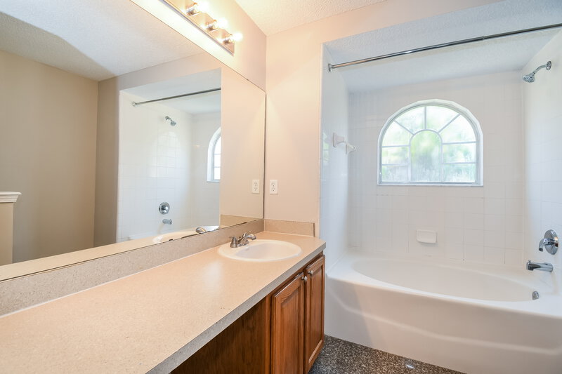 1,875/Mo, 3445 Shelley Dr Green Cove Springs, FL 32043 Main Bathroom View