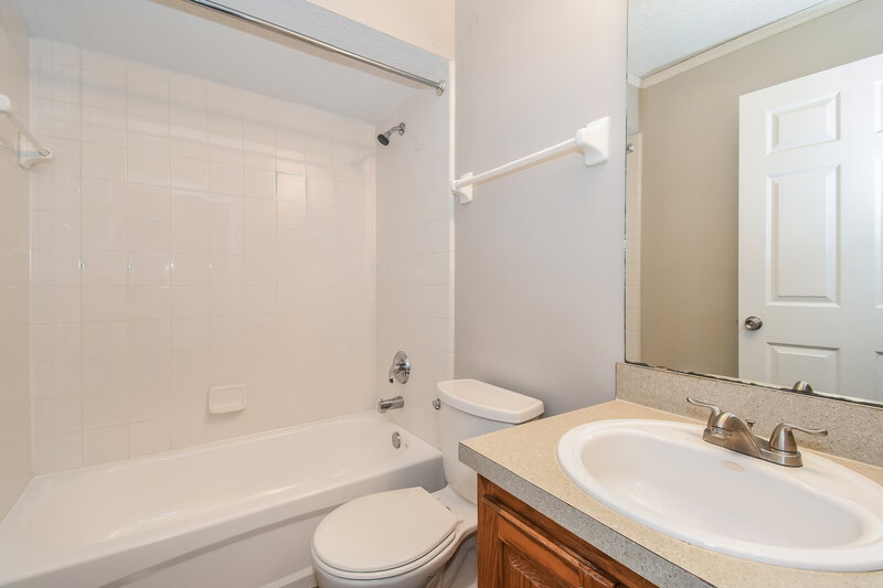 1,875/Mo, 3445 Shelley Dr Green Cove Springs, FL 32043 Bathroom View