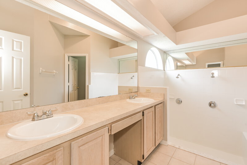 1,990/Mo, 9157 Camshire Dr Jacksonville, FL 32244 Main Bathroom View