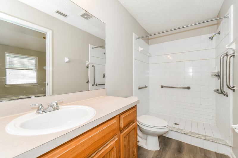 1,785/Mo, 10335 Homard Blvd N Jacksonville, FL 32225 Main Bathroom View