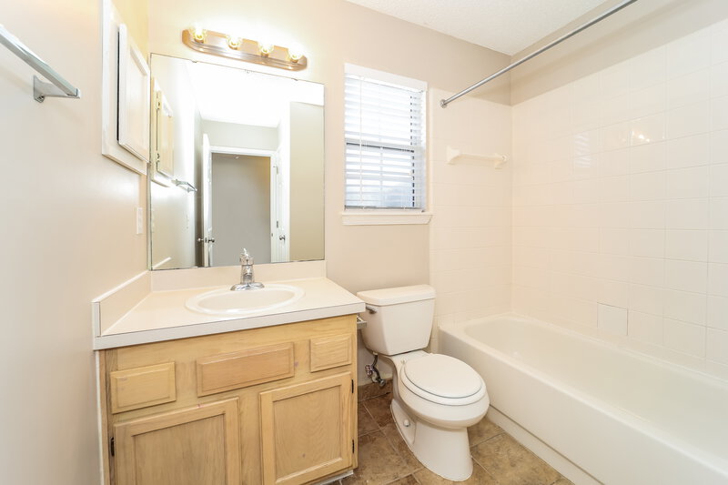 1,850/Mo, 7788 Macdougall Dr Jacksonville, FL 32244 Bathroom View