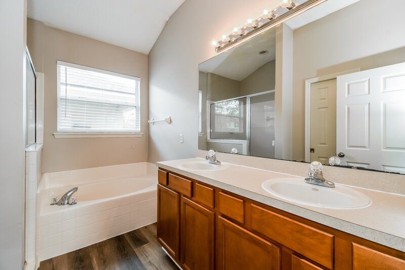 2,075/Mo, 3953 Leatherwood Dr Orange Park, FL 32065 Main Bathroom View