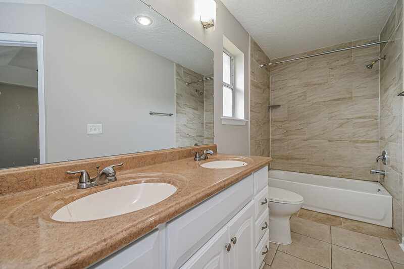 1,840/Mo, 10341 Shelby Creek Rd N Jacksonville, FL 32221 Main Bathroom View