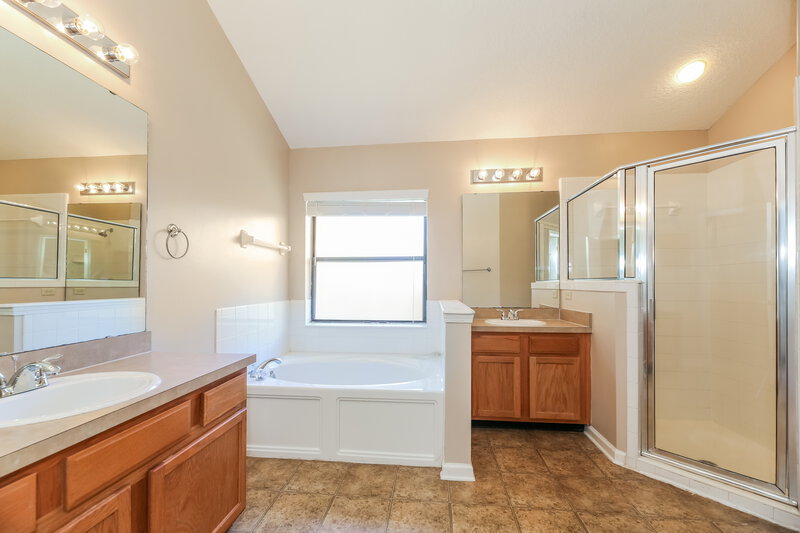 2,245/Mo, 852 W American Eagle Dr St Augustine, FL 32092 Main Bathroom View