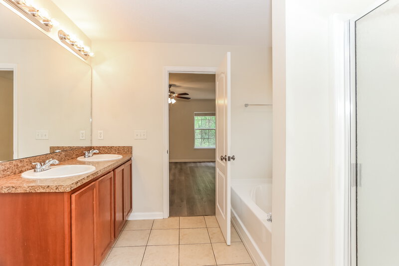 1,985/Mo, 2274 Tyson Lake Dr Jacksonville, FL 32221 Main Bathroom View