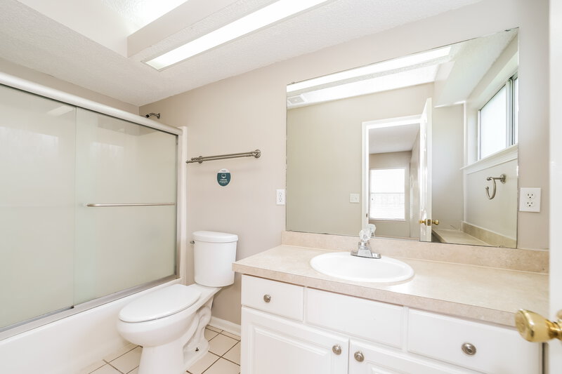 2,370/Mo, 2429 Egrets Glade Dr Jacksonville, FL 32224 Main Bathroom View