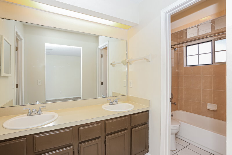 1,940/Mo, 9591 Sugar Hollow Ln Jacksonville, FL 32256 Main Bathroom View