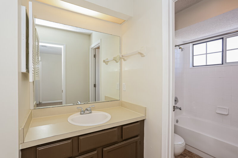 1,940/Mo, 9591 Sugar Hollow Ln Jacksonville, FL 32256 Bathroom View