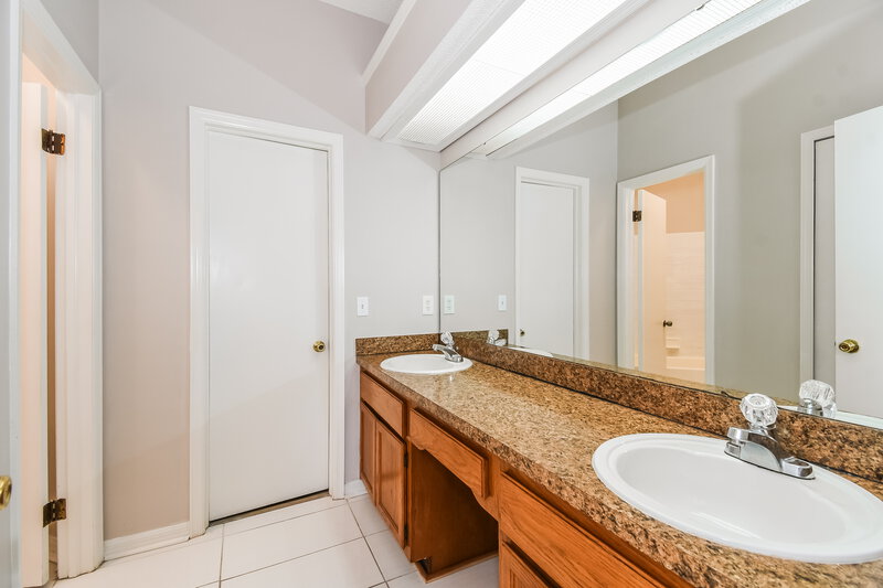 1,700/Mo, 7748 Collins Ridge Blvd Jacksonville, FL 32244 Main Bathroom View