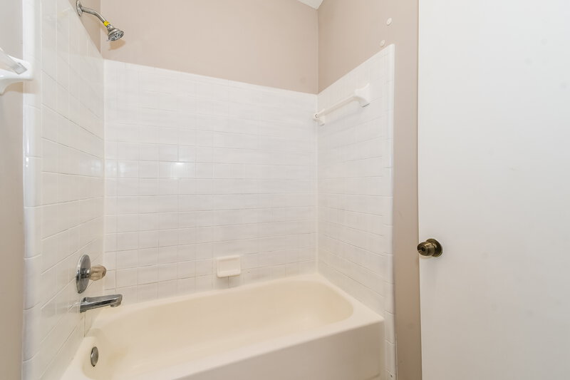 1,700/Mo, 7748 Collins Ridge Blvd Jacksonville, FL 32244 Main Bathroom View 2